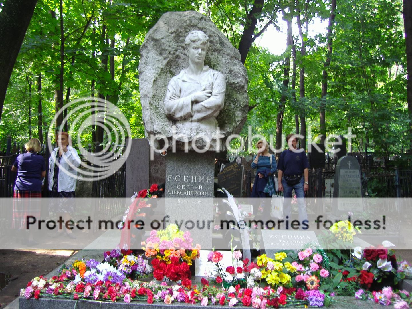 Памятник на могиле Есенина на Ваганьковском кладбище